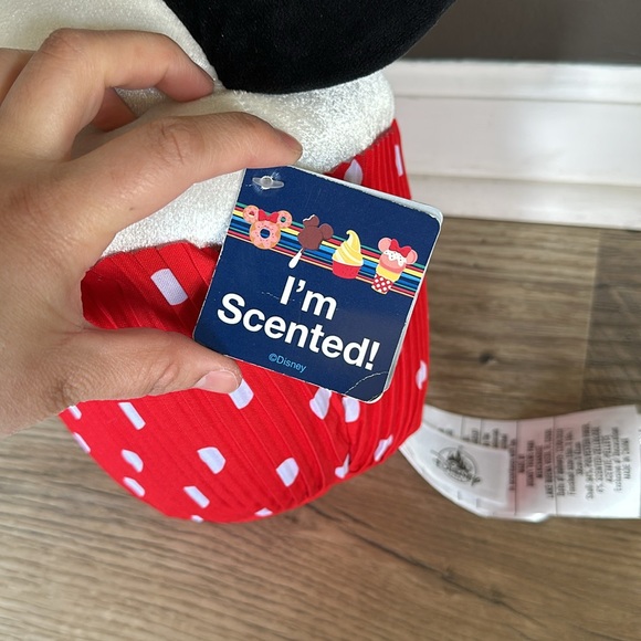 Minnie Mouse cupcake plushie pillow - Picture 7 of 9